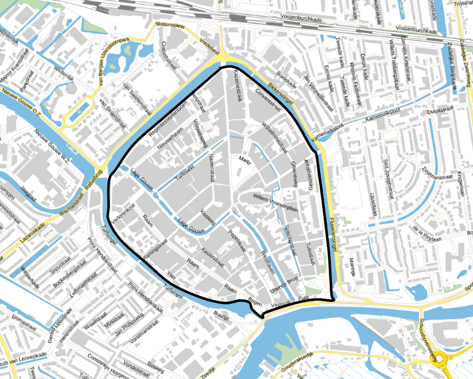 Op de kaart staat de begrenzing van de Zero-emissiezone Stadsdistributie weergegeven. Het gaat om het gebied in de binnenstad van Gouda tussen de Hollandsche IJssel, Turfsingel, Kattensingel, Blekersingel en Fluwelensingel.