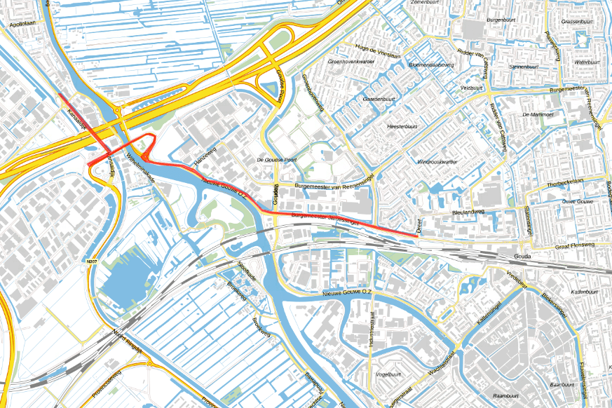 Kaart van Gouda. De route van de doorfietsroute is rood gekleurd om aan te geven waar het project plaatsvindt. Dit is het fietspad op de Nieuwe Gouwe Oostzijde en op de Jamessingel richting station Gouda. 