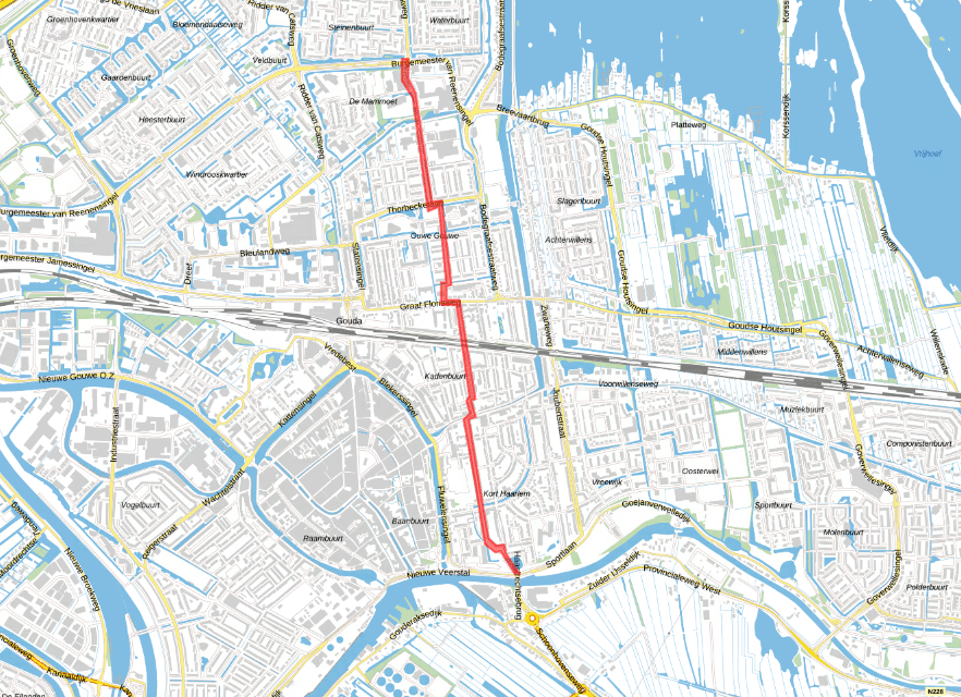 Kaart van Gouda. De route van de doorfietsroute is rood gekleurd en loopt van de Haastrechtsebrug naar Plaswijck. Dit geeft aan waar het project plaatsvindt.