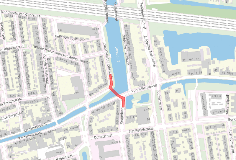 Kaart van Gouda. Ee rode lijn verbindt de Krugerlaan met de Zuidelijke Burgvlietkade. Deze rode lijn laat zien waar de nieuwe brug komt. 