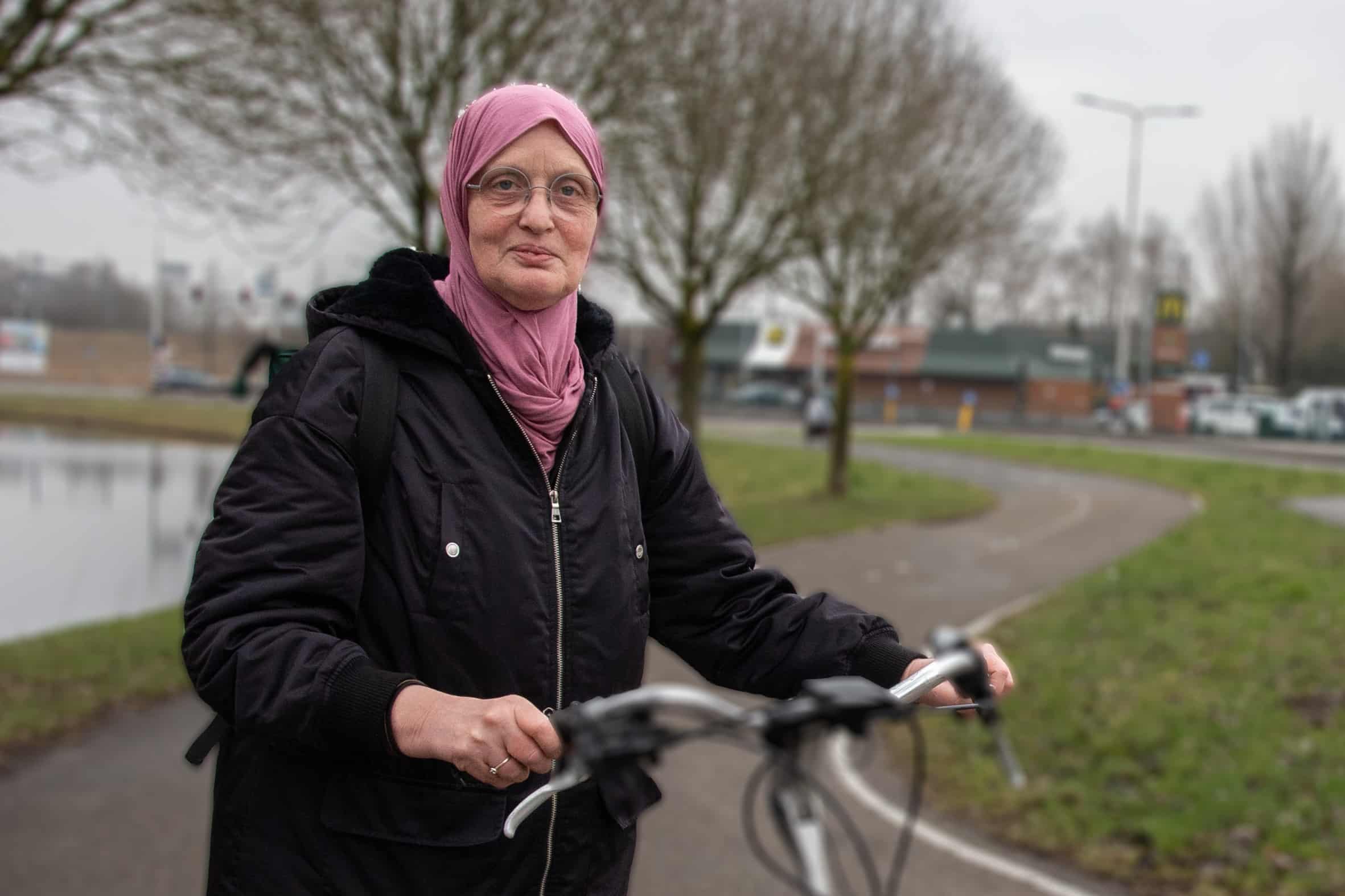 Foto van Chahida el Mossoui bij het kruispunt bij Goudse Poort