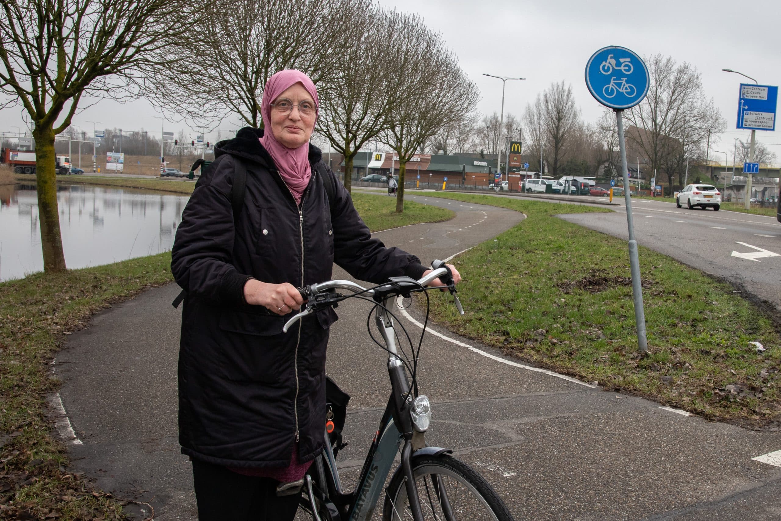 Foto van Chahida el Mossoui bij het kruispunt bij Goudse Poort