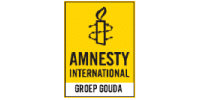 Logo van Amnesty International, in een geel blok staat de getekende kaars met prikkeldraad, daaronder Amnesty International. In een wit blok daaronder staat de tekst Groep Gouda.