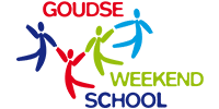 Het logo van de Goudse Weekendschool. Het woord Goudse staat in rood, daaronder staan 4 getekende, dansende poppetjes in donkerblauw, rood, groen en luchtblauw op een rij die elkaars hand vasthouden en daaronder staat in groen het woord weekend en in donkerblauw het woord school.