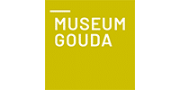 Logo van Museum Gouda: een geelgroen vierkant met op de 1e regel een witte streepje, op de 2e regel in het wit het woord Museum en op de 3e in het wit het woord Gouda.