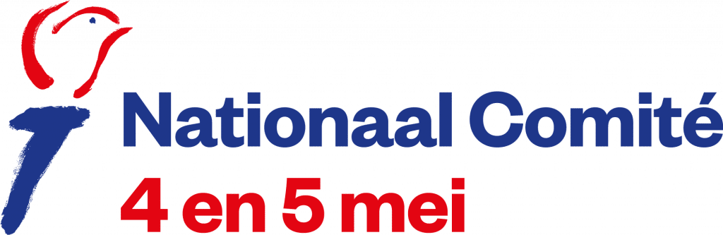 Logo van het Nationaal Comité 4 en 5 mei, waarbij link een getekende fakkel staat en rechts de naam.